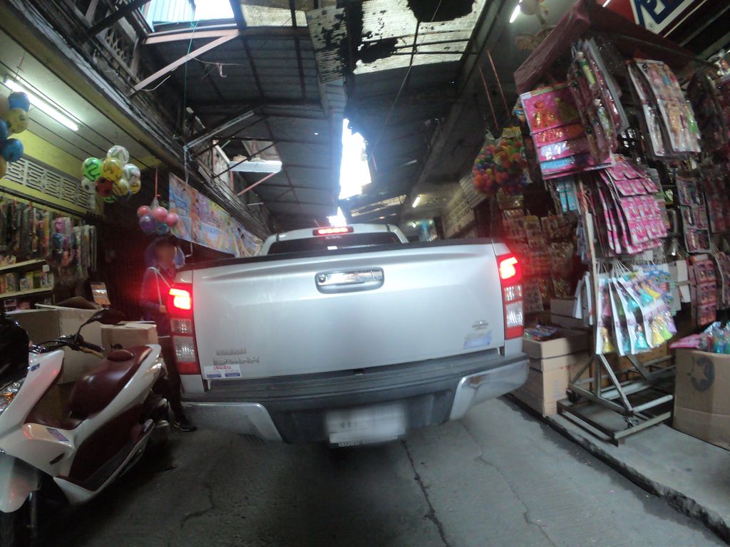 ภาพถนนตรงที่ อุปกรณ์ตัดเย็บ ร้านศรีทอง กาดหลวงเชียงใหม่ ตั้งอยู่ ถ่ายโดย chanuwath_grab พ.ศ. 2562 (2019) · A street-level view of where อุปกรณ์ตัดเย็บ ร้านศรีทอง กาดหลวงเชียงใหม่ · Upka Tatyep Ran Sitong Kat Luang Chiang Mai stands, by chanuwath_grab in 2562 (2019)