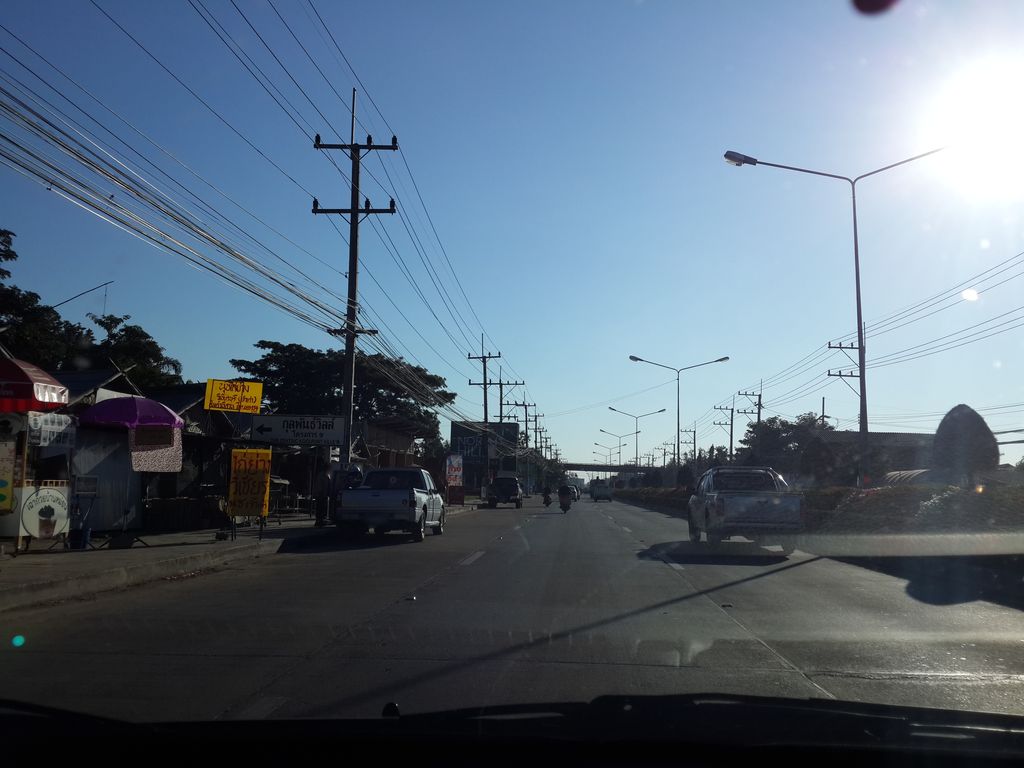 ภาพถนนตรงที่ ลำดี อิแม่ ตั้งอยู่ ถ่ายโดย mishari พ.ศ. 2557 (2014) · A street-level view of where ลำดี อิแม่ · Lamdi Imae stands, by mishari in 2557 (2014)