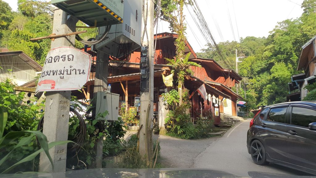 ภาพถนนตรงที่ บ้านติดดอยโฮมสเตย์ แม่กำปอง ตั้งอยู่ ถ่ายโดย jrcarlsen พ.ศ. 2564 (2021) · A street-level view of where บ้านติดดอยโฮมสเตย์ แม่กำปอง · Ban Titdoi Homestay Mae Kam Pong stands, by jrcarlsen in 2564 (2021)