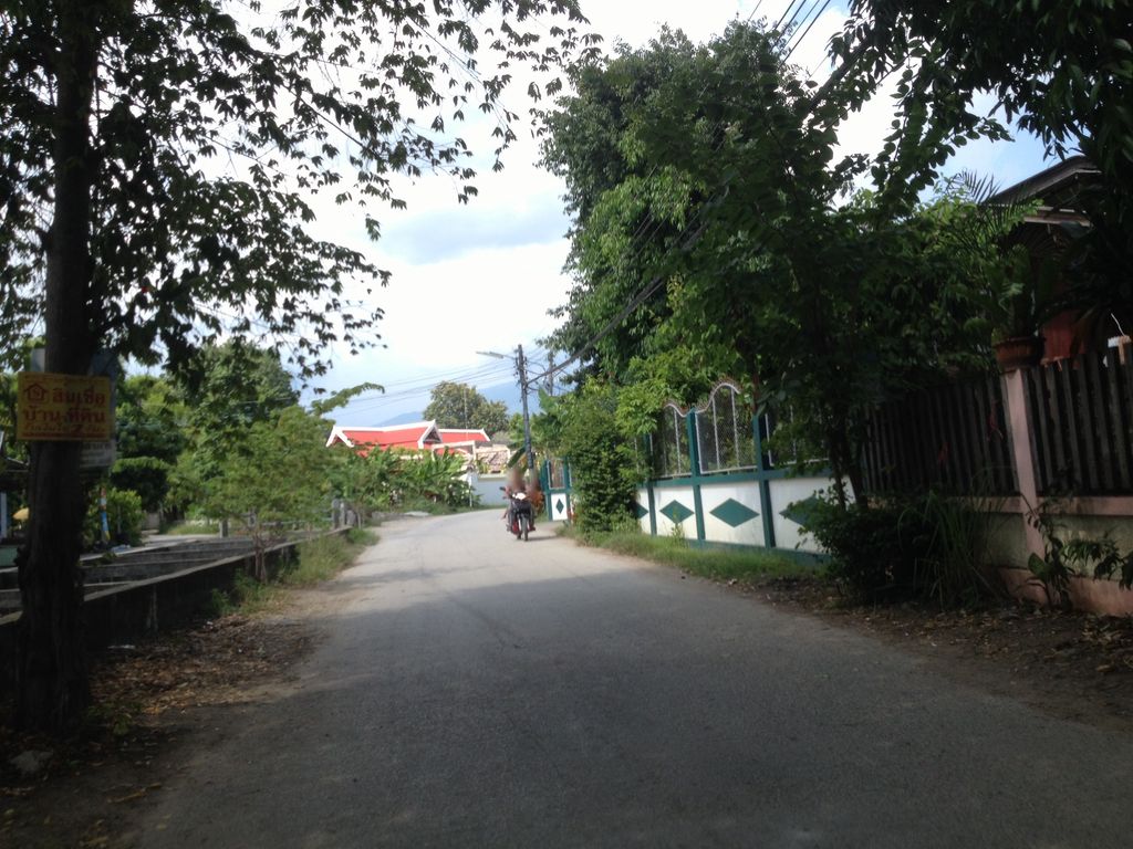 ภาพถนนตรงที่ อู่แซม เซอร์วิส ตั้งอยู่ ถ่ายโดย jimwatana พ.ศ. 2558 (2015) · A street-level view of where อู่แซม เซอร์วิส · Usaem Service stands, by jimwatana in 2558 (2015)
