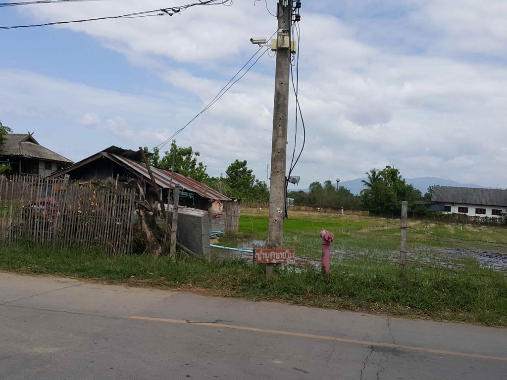 ภาพถนนตรงที่ Hop Chafe' สาขา บ้านแม่โฮม ตั้งอยู่ ถ่ายโดย jrcarlsen พ.ศ. 2558 (2015) · A street-level view of where Hop Chafe' สาขา บ้านแม่โฮม stands, by jrcarlsen in 2558 (2015)