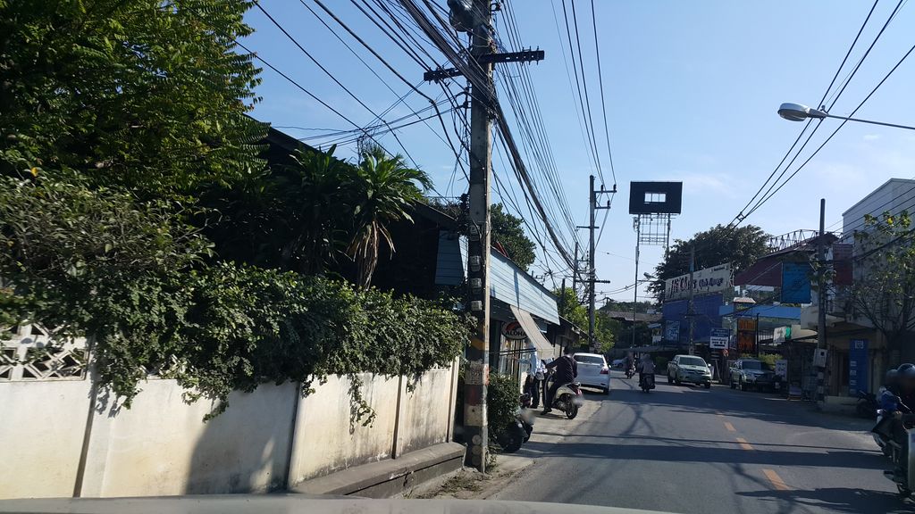 ภาพถนนตรงที่ ข้าวยำไก่แซ่บที่พ่อค้าแซ่บๆตรงข้ามโสตัสซอยชมจันทร์อ่ะ ตั้งอยู่ ถ่ายโดย jrcarlsen พ.ศ. 2559 (2016) · A street-level view of where ข้าวยำไก่แซ่บที่พ่อค้าแซ่บๆตรงข้ามโสตัสซอยชมจันทร์อ่ะ · Khao Yam Kaisaep Thi Phokha Sae Baba Trongkham Sotat Soi Chomchan A stands, by jrcarlsen in 2559 (2016)