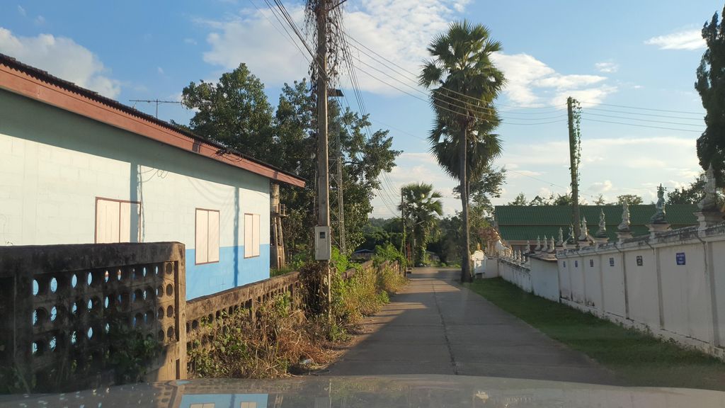 ภาพถนนตรงที่ วัดนิวาสไพรสณฑ์ ตั้งอยู่ ถ่ายโดย jrcarlsen พ.ศ. 2564 (2021) · A street-level view of where วัดนิวาสไพรสณฑ์ · Wat New Sa Phrai Son stands, by jrcarlsen in 2564 (2021)