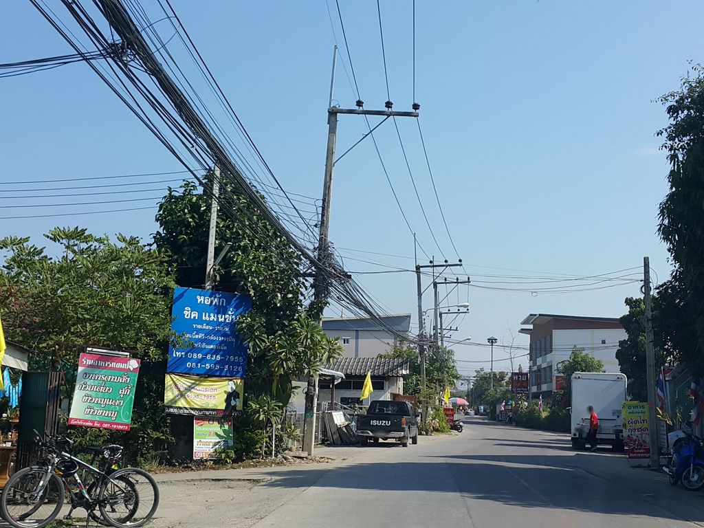 ภาพถนนตรงที่ ร้านเฮียหงี ตั้งอยู่ ถ่ายโดย jrcarlsen พ.ศ. 2558 (2015) · A street-level view of where ร้านเฮียหงี · Ran Hia Ngi stands, by jrcarlsen in 2558 (2015)
