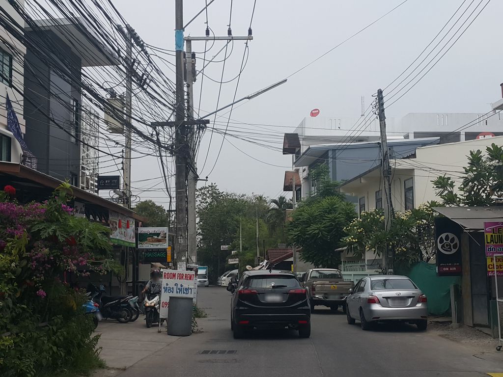 ภาพถนนตรงที่ So good coffee & smoothie ตั้งอยู่ ถ่ายโดย jrcarlsen พ.ศ. 2559 (2016) · A street-level view of where So good coffee & smoothie stands, by jrcarlsen in 2559 (2016)