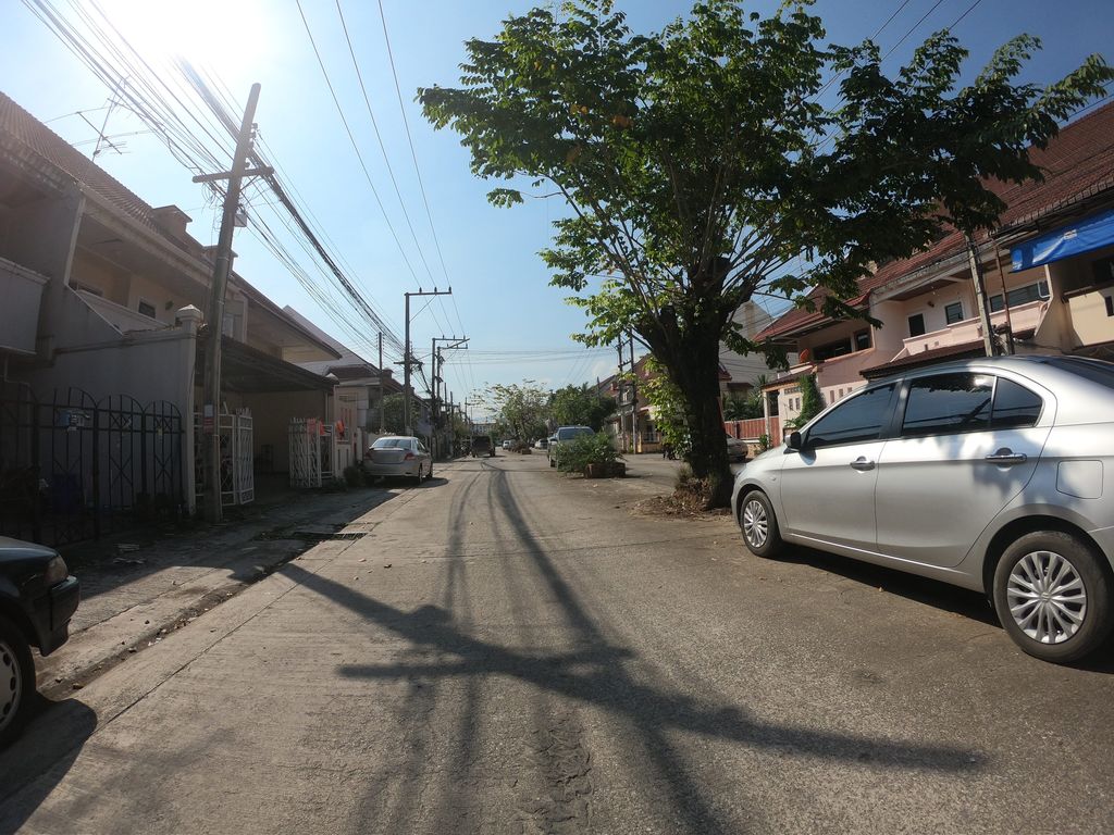 ภาพถนนตรงที่ Idea2click ตั้งอยู่ ถ่ายโดย chanuwath_grab พ.ศ. 2562 (2019) · A street-level view of where Idea2click stands, by chanuwath_grab in 2562 (2019)