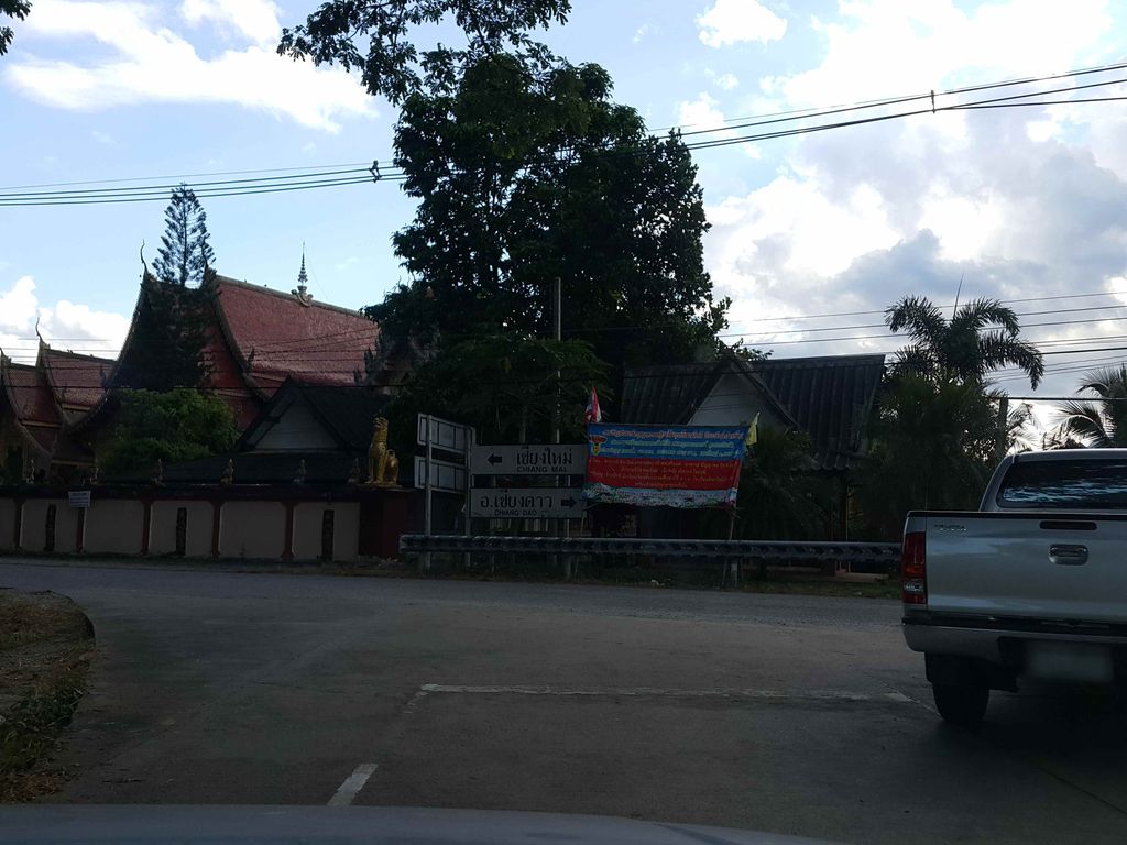 ภาพถนนตรงที่ สะพาน ตั้งอยู่ ถ่ายโดย jrcarlsen พ.ศ. 2558 (2015) · A street-level view of where สะพาน · Saphan stands, by jrcarlsen in 2558 (2015)