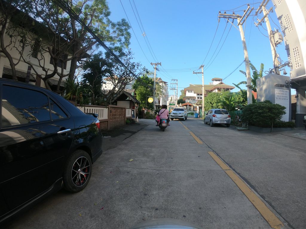 ภาพถนนตรงที่ หอพักแสงเดือน ตั้งอยู่ ถ่ายโดย chanuwath_grab พ.ศ. 2562 (2019) · A street-level view of where หอพักแสงเดือน · Saeng Duean Dormitory stands, by chanuwath_grab in 2562 (2019)