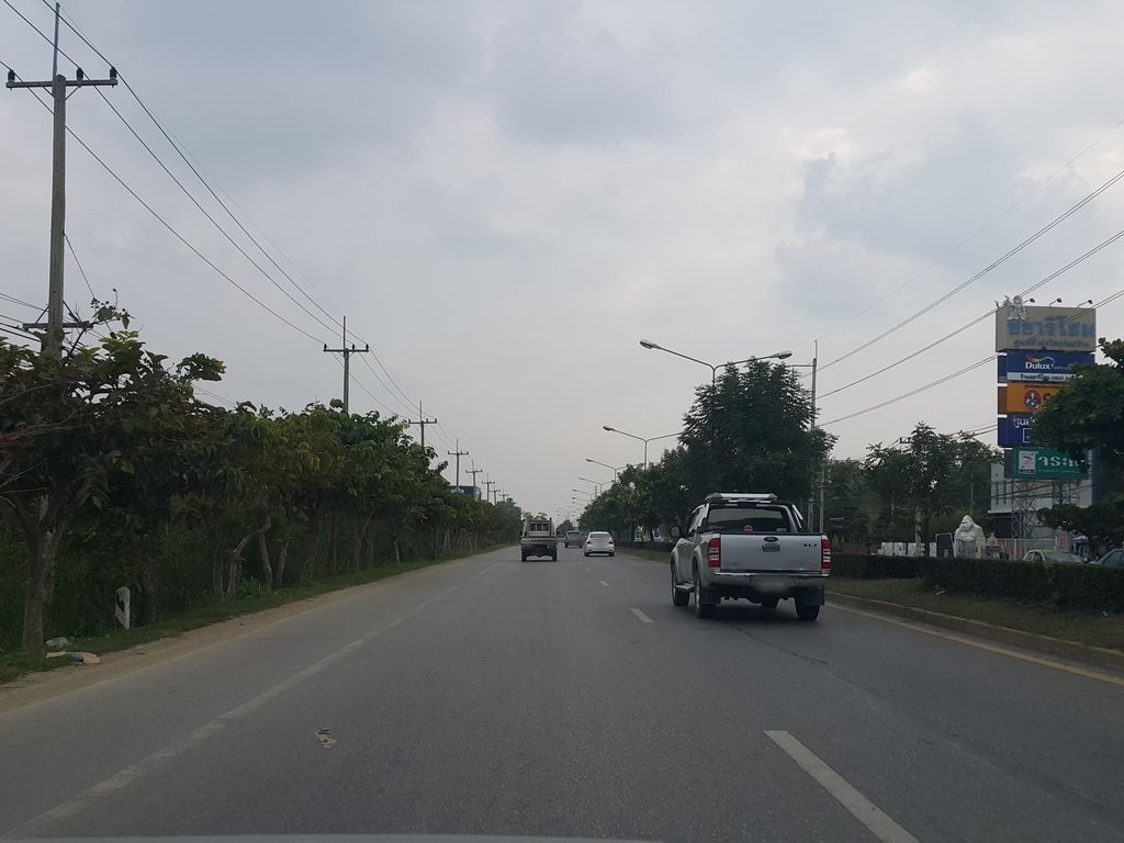 ภาพถนนตรงที่ เซลล์ข้าว อีซูซุป้ายแดง เชียงใหม่ ตั้งอยู่ ถ่ายโดย jrcarlsen พ.ศ. 2558 (2015) · A street-level view of where เซลล์ข้าว อีซูซุป้ายแดง เชียงใหม่ · Senkhao Isuzu Paidaeng Chiang Mai stands, by jrcarlsen in 2558 (2015)