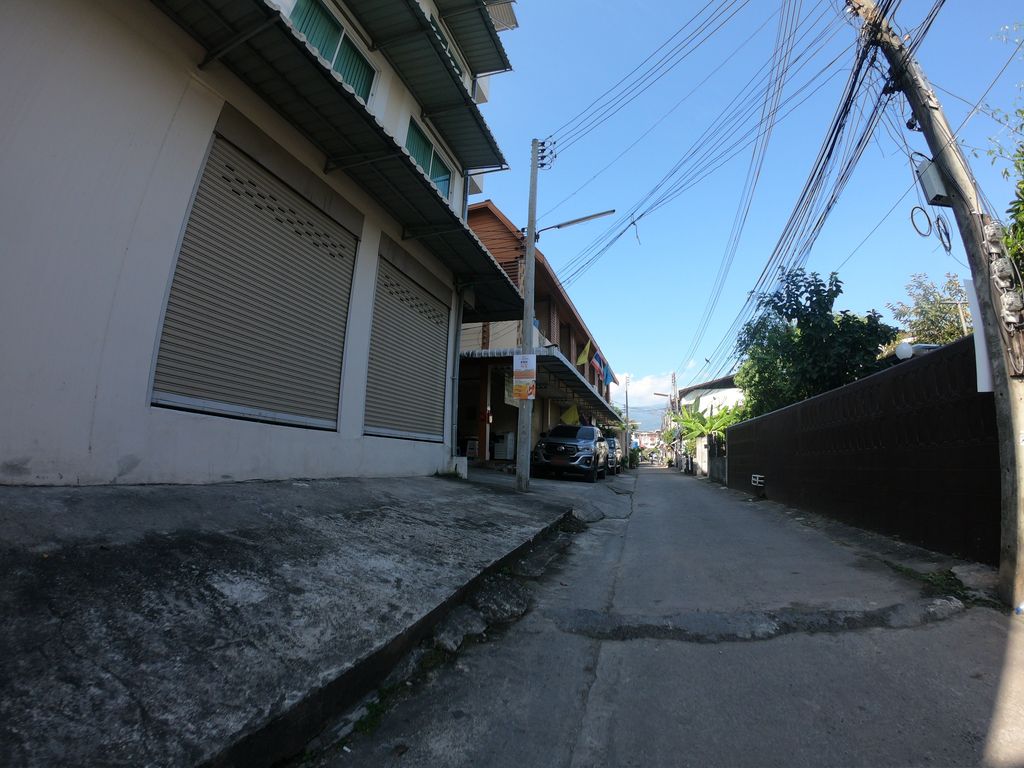 ภาพถนนตรงที่ Little Tai Town Chiang Mai ตั้งอยู่ ถ่ายโดย chanuwath_grab พ.ศ. 2562 (2019) · A street-level view of where Little Tai Town Chiang Mai stands, by chanuwath_grab in 2562 (2019)