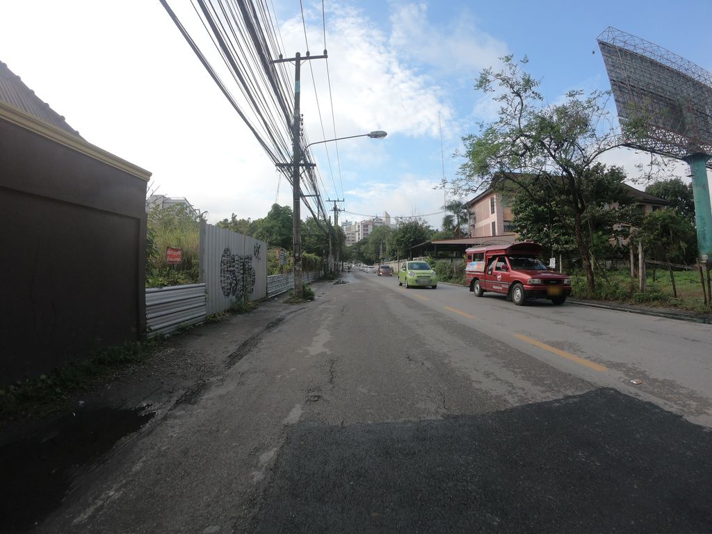 ภาพถนนตรงที่ Matcha Cabinet ตั้งอยู่ ถ่ายโดย chanuwath_grab พ.ศ. 2562 (2019) · A street-level view of where Matcha Cabinet stands, by chanuwath_grab in 2562 (2019)