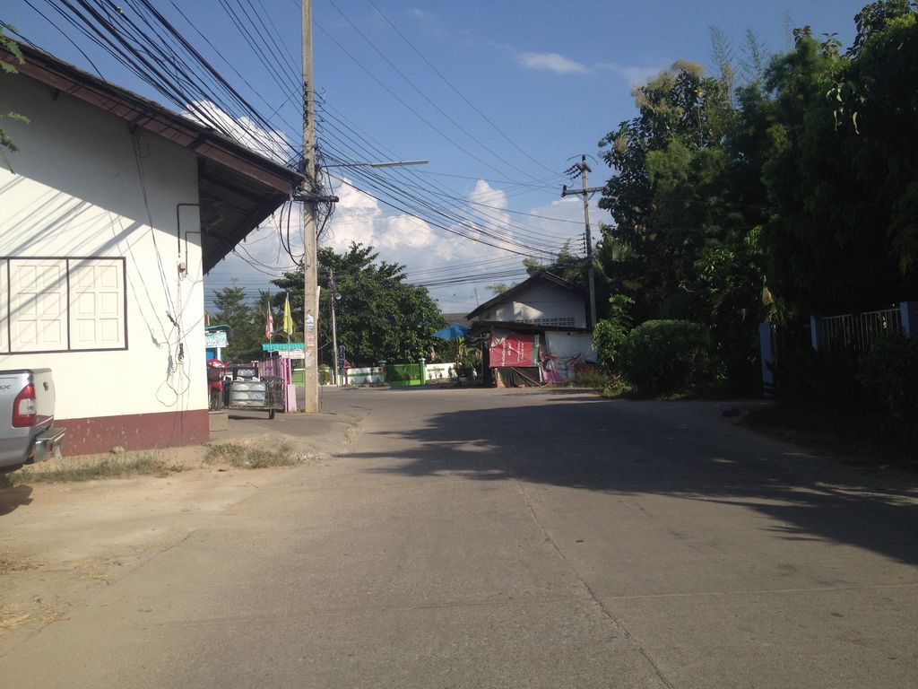 ภาพถนนตรงที่ ร้านแฟ ฟอง ฟอง ตั้งอยู่ ถ่ายโดย jimwatana พ.ศ. 2558 (2015) · A street-level view of where ร้านแฟ ฟอง ฟอง · Ran Fae Fong Fong stands, by jimwatana in 2558 (2015)