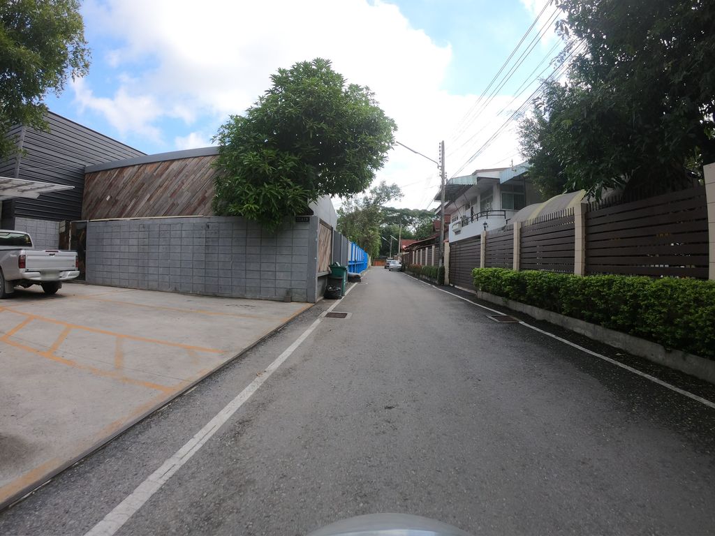 ภาพถนนตรงที่ Thinknet ตั้งอยู่ ถ่ายโดย chanuwath_grab พ.ศ. 2562 (2019) · A street-level view of where Thinknet stands, by chanuwath_grab in 2562 (2019)