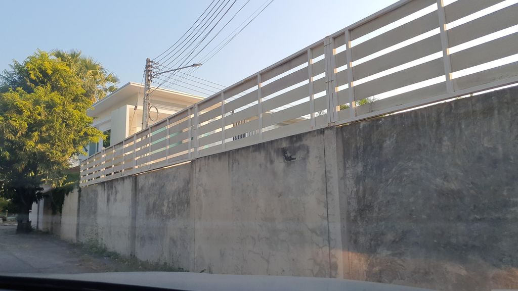 ภาพถนนตรงที่ ILighting Intelligent Home & Building ตั้งอยู่ ถ่ายโดย jrcarlsen พ.ศ. 2566 (2023) · A street-level view of where ILighting Intelligent Home & Building stands, by jrcarlsen in 2566 (2023)