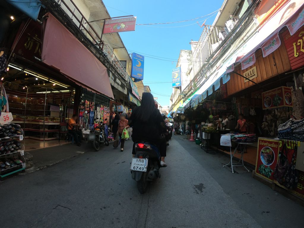 ภาพถนนตรงที่ ร้านเพียว ผ้าฝ้าย มัดย้อม ตั้งอยู่ ถ่ายโดย chanuwath_grab พ.ศ. 2562 (2019) · A street-level view of where ร้านเพียว ผ้าฝ้าย มัดย้อม · Ran Phiao Phafai Matyom stands, by chanuwath_grab in 2562 (2019)