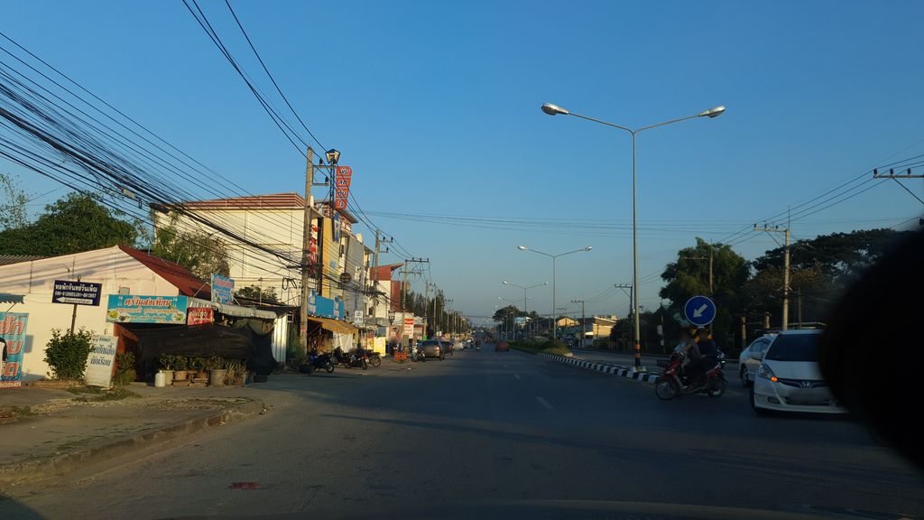 ภาพถนนตรงที่ สุดายุคอมพิวเตอร์ ตั้งอยู่ ถ่ายโดย jrcarlsen พ.ศ. 2562 (2019) · A street-level view of where สุดายุคอมพิวเตอร์ · Suda Yu Computer stands, by jrcarlsen in 2562 (2019)
