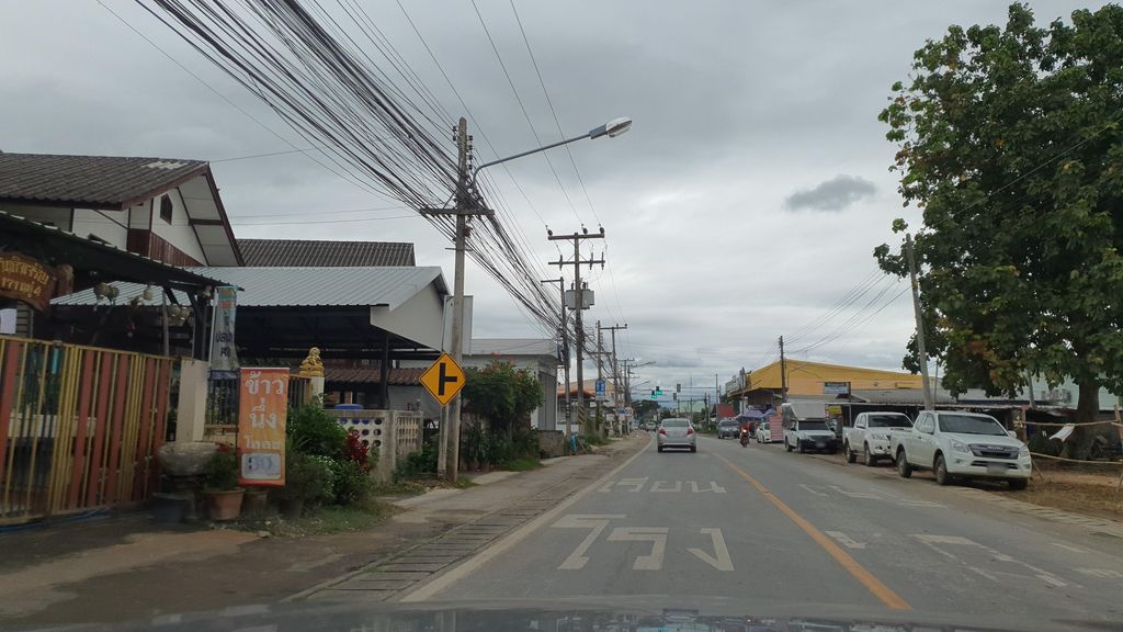 ภาพถนนตรงที่ ร้านมลนุชพันธ์ ธงฟ้าประชารัฐ ตั้งอยู่ ถ่ายโดย jrcarlsen พ.ศ. 2564 (2021) · A street-level view of where ร้านมลนุชพันธ์ ธงฟ้าประชารัฐ · Ran Mon Nut Phan Thongfa Pracha Rat stands, by jrcarlsen in 2564 (2021)