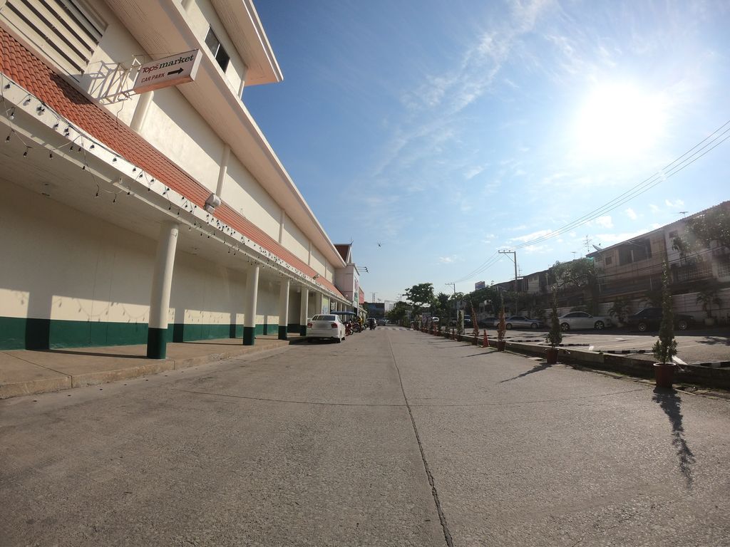 ภาพถนนตรงที่ Chiang Mai Fencing Club ตั้งอยู่ ถ่ายโดย chanuwath_grab พ.ศ. 2562 (2019) · A street-level view of where Chiang Mai Fencing Club stands, by chanuwath_grab in 2562 (2019)