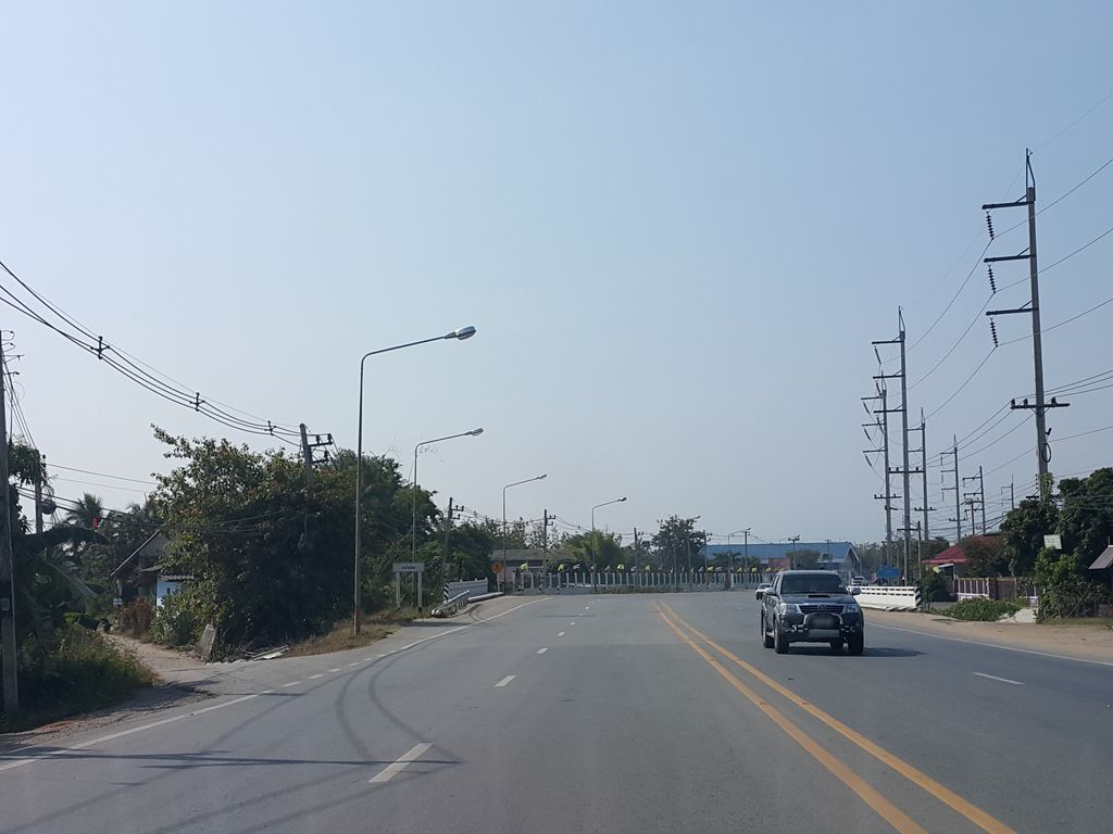 ภาพถนนตรงที่ Mhee Khao Cactus ตั้งอยู่ ถ่ายโดย jrcarlsen พ.ศ. 2558 (2015) · A street-level view of where Mhee Khao Cactus stands, by jrcarlsen in 2558 (2015)