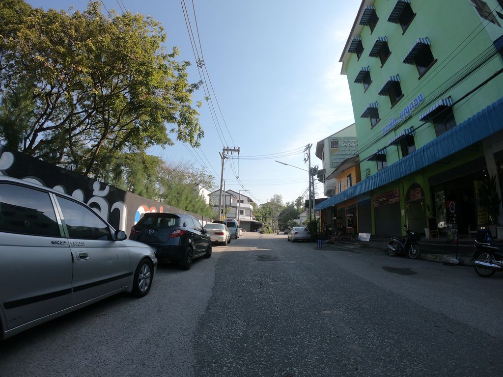 ภาพถนนตรงที่ henry pasta ตั้งอยู่ ถ่ายโดย chanuwath_grab พ.ศ. 2562 (2019) · A street-level view of where henry pasta stands, by chanuwath_grab in 2562 (2019)