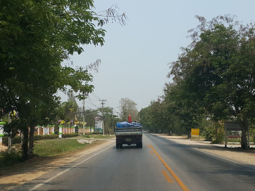 ภาพถนนตรงที่ ลุงลิ ลาบขม ตั้งอยู่ ถ่ายโดย jrcarlsen พ.ศ. 2559 (2016) · A street-level view of where ลุงลิ ลาบขม · Lungli Lapkhom stands, by jrcarlsen in 2559 (2016)