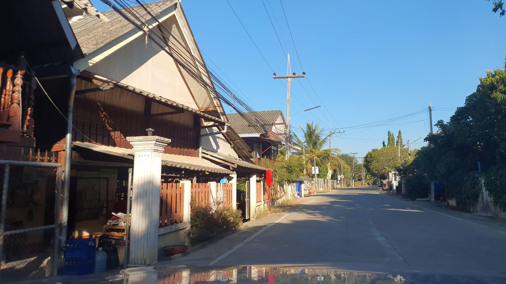 ภาพถนนตรงที่ Smile House Coffee ตั้งอยู่ ถ่ายโดย jrcarlsen พ.ศ. 2565 (2022) · A street-level view of where Smile House Coffee stands, by jrcarlsen in 2565 (2022)