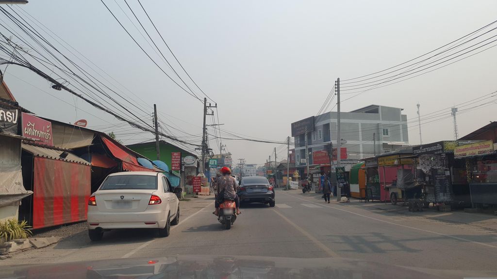 ภาพถนนตรงที่ ครัวรถตู้ ตั้งอยู่ ถ่ายโดย jrcarlsen พ.ศ. 2566 (2023) · A street-level view of where ครัวรถตู้ · Khruanthatu stands, by jrcarlsen in 2566 (2023)