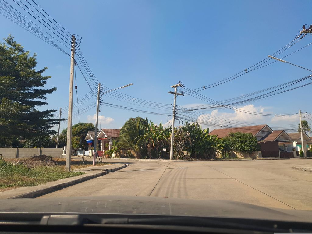 ภาพถนนตรงที่ ราดหน้าจ่าโรจน์ ตั้งอยู่ ถ่ายโดย jrcarlsen พ.ศ. 2567 (2024) · A street-level view of where ราดหน้าจ่าโรจน์ · Ratna Cha Rot stands, by jrcarlsen in 2567 (2024)