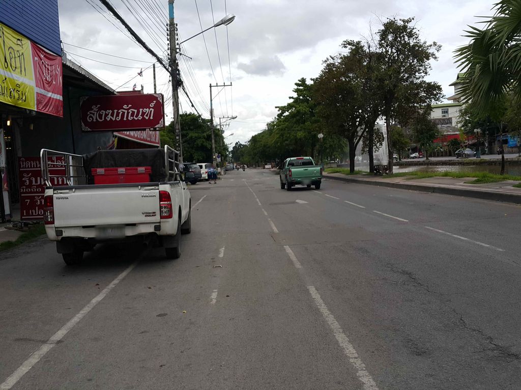 ภาพถนนตรงที่ นิดหน่อยไอที สาขาประตูเชียงใหม่ ตั้งอยู่ ถ่ายโดย jrcarlsen พ.ศ. 2558 (2015) · A street-level view of where นิดหน่อยไอที สาขาประตูเชียงใหม่ · Nitnoiaithi Sakha Pratu Chiang Mai stands, by jrcarlsen in 2558 (2015)