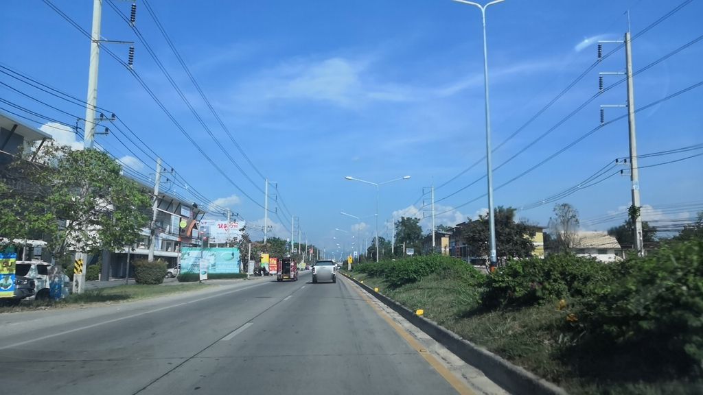 ภาพถนนตรงที่ โรงพยาบาลสัตว์ดอยสะเก็ด ตั้งอยู่ ถ่ายโดย charlesano พ.ศ. 2561 (2018) · A street-level view of where โรงพยาบาลสัตว์ดอยสะเก็ด · Sat Doi Saket Hospital stands, by charlesano in 2561 (2018)