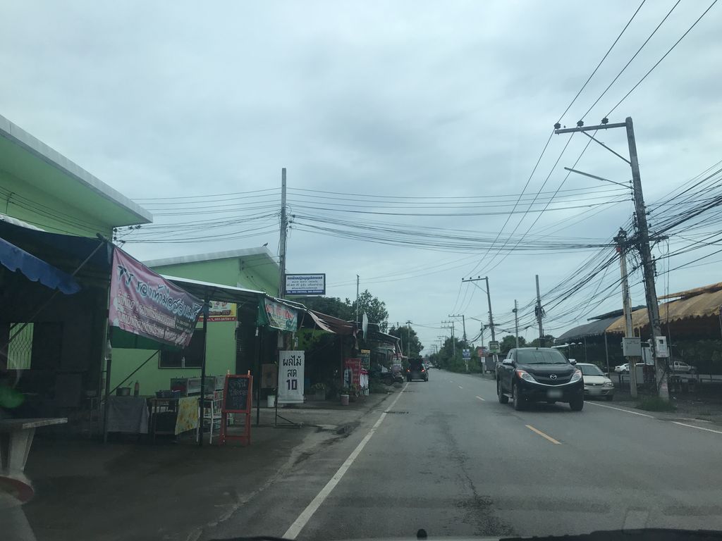 ภาพถนนตรงที่ ร้านแม่โจ้แบตเตอรี่ ตั้งอยู่ ถ่ายโดย prasert พ.ศ. 2561 (2018) · A street-level view of where ร้านแม่โจ้แบตเตอรี่ · Ran Mae Jo Battery stands, by prasert in 2561 (2018)