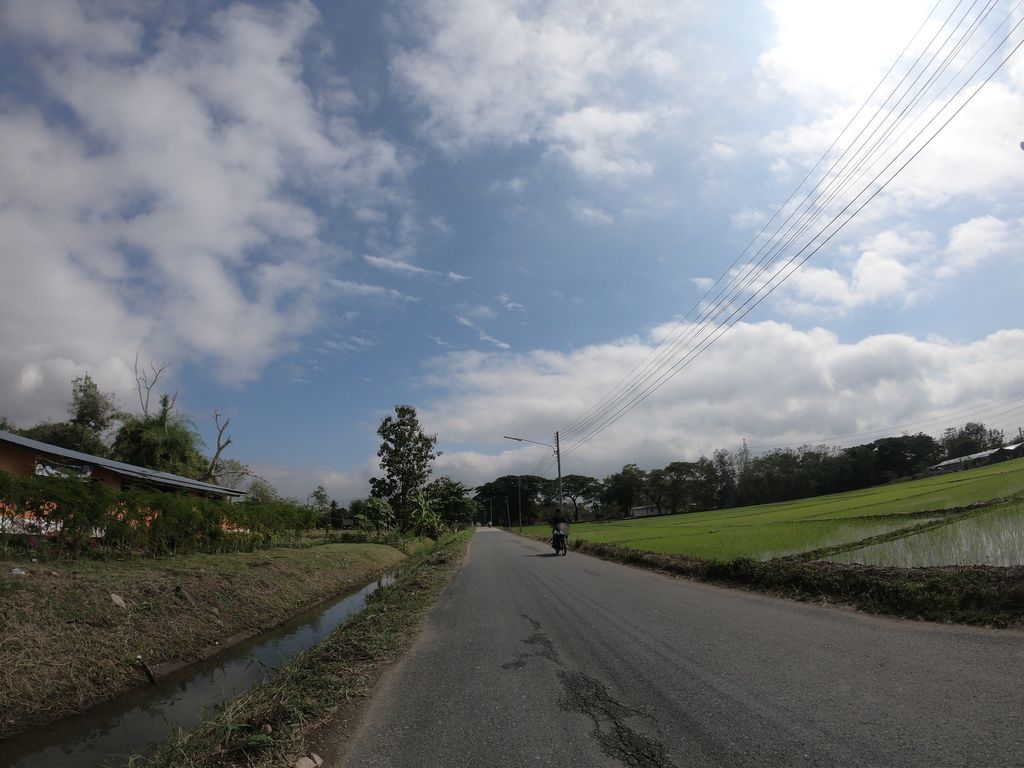 ภาพถนนตรงที่ บ้านกฤตเมธเชียงใหม่ ตั้งอยู่ ถ่ายโดย chanuwath_grab พ.ศ. 2562 (2019) · A street-level view of where บ้านกฤตเมธเชียงใหม่ · Ban Karueta Met Chiang Mai stands, by chanuwath_grab in 2562 (2019)