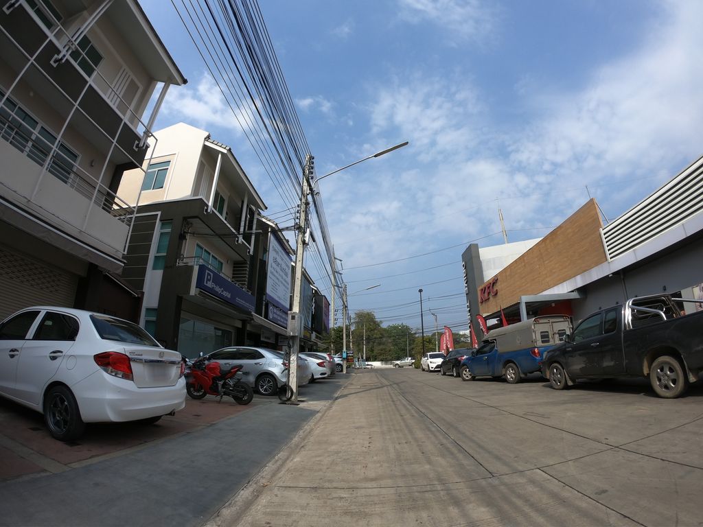 ภาพถนนตรงที่ ดึงหน้าเชียงใหม่ 𝐀𝐋𝐂 𝟓𝟔 คลินิกเฉพาะทางศัลยกรรมดึงหน้า ตั้งอยู่ ถ่ายโดย chanuwath_grab พ.ศ. 2562 (2019) · A street-level view of where ดึงหน้าเชียงใหม่ 𝐀𝐋𝐂 𝟓𝟔 คลินิกเฉพาะทางศัลยกรรมดึงหน้า · Duengna Chiang Mai 𝐀𝐋𝐂 𝟓𝟔 Clinic Chepho Thang Sanyakrarom Duengna stands, by chanuwath_grab in 2562 (2019)
