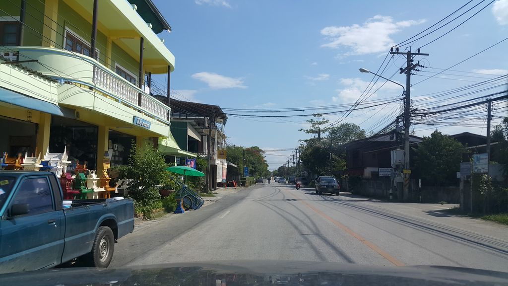 ภาพถนนตรงที่ แซ่บนัวร์ครัวยายอ๊อด ตั้งอยู่ ถ่ายโดย jrcarlsen พ.ศ. 2561 (2018) · A street-level view of where แซ่บนัวร์ครัวยายอ๊อด · Saep Nua Khrua Yai Ot stands, by jrcarlsen in 2561 (2018)