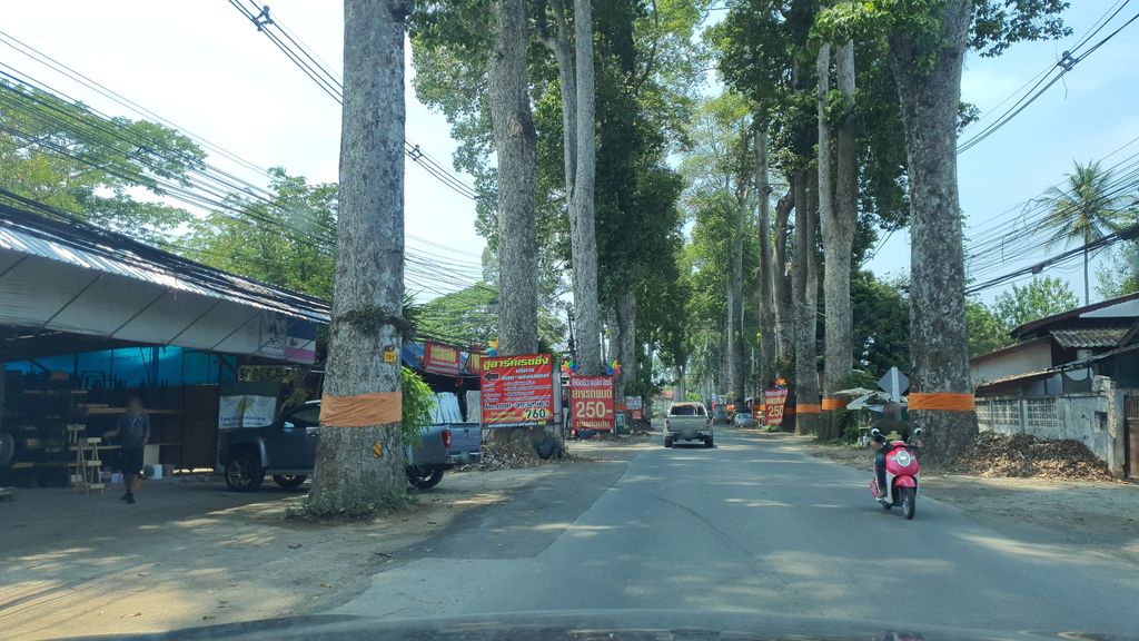 ภาพถนนตรงที่ ข้าวราดแกง วอร์มคอ ตั้งอยู่ ถ่ายโดย jrcarlsen พ.ศ. 2564 (2021) · A street-level view of where ข้าวราดแกง วอร์มคอ · Khaoratkaeng Womkho stands, by jrcarlsen in 2564 (2021)