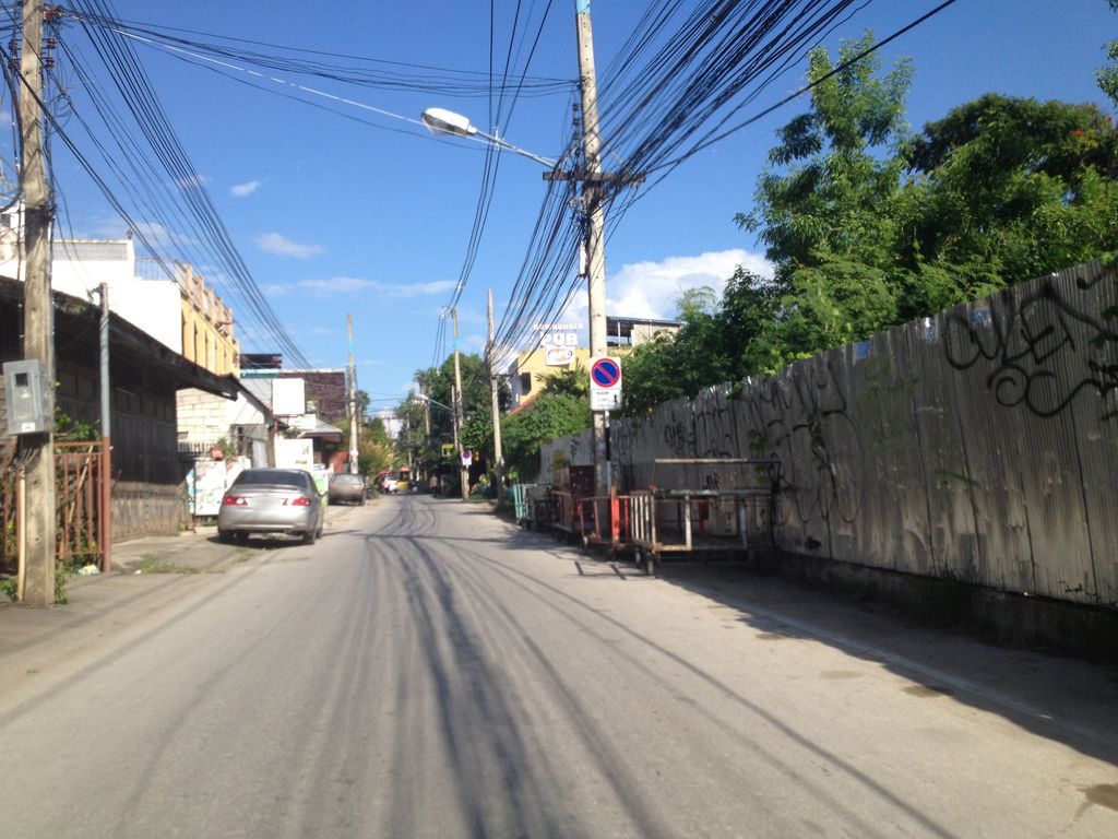 ภาพถนนตรงที่ chachaa slow crafts ตั้งอยู่ ถ่ายโดย jimwatana พ.ศ. 2558 (2015) · A street-level view of where chachaa slow crafts stands, by jimwatana in 2558 (2015)