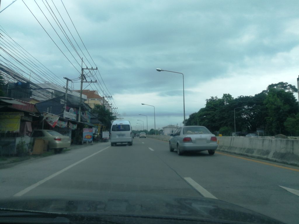 ภาพถนนตรงที่ ริมน้ำลาบกับสเต็ก ตั้งอยู่ ถ่ายโดย chanon พ.ศ. 2561 (2018) · A street-level view of where ริมน้ำลาบกับสเต็ก · Rimnam Lap Kap Steak stands, by chanon in 2561 (2018)