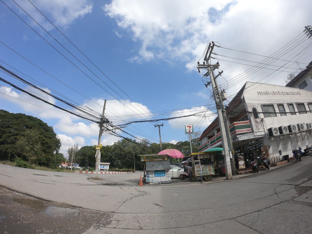 ภาพถนนตรงที่ I beauty nail ตั้งอยู่ ถ่ายโดย chanuwath_grab พ.ศ. 2562 (2019) · A street-level view of where I beauty nail stands, by chanuwath_grab in 2562 (2019)