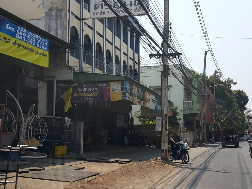 ภาพถนนตรงที่ คลังโซล่า เชียงใหม่ ตั้งอยู่ ถ่ายโดย jrcarlsen พ.ศ. 2559 (2016) · A street-level view of where คลังโซล่า เชียงใหม่ · Khlangsola Chiang Mai stands, by jrcarlsen in 2559 (2016)