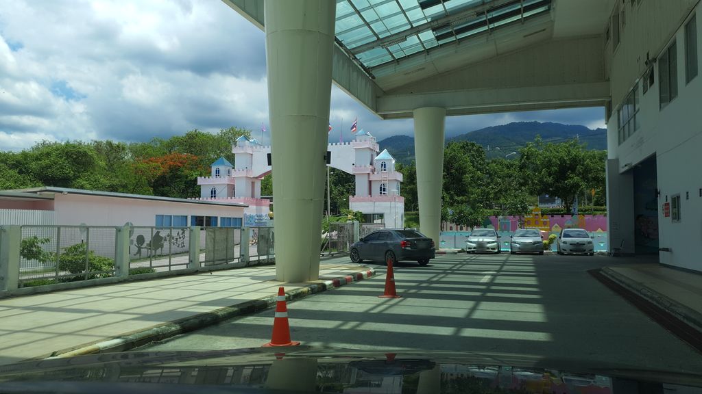ภาพถนนตรงที่ อาคารเทพรัตนราชสุดา ตั้งอยู่ ถ่ายโดย jrcarlsen พ.ศ. 2563 (2020) · A street-level view of where อาคารเทพรัตนราชสุดา · Akhan Thep Ratna Ratcha Suda stands, by jrcarlsen in 2563 (2020)
