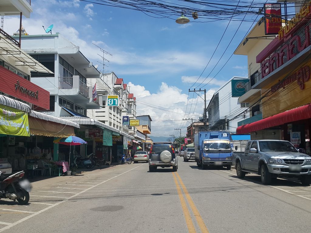 ภาพถนนตรงที่ Tesco Lotus Express ตั้งอยู่ ถ่ายโดย jrcarlsen พ.ศ. 2558 (2015) · A street-level view of where Tesco Lotus Express stands, by jrcarlsen in 2558 (2015)