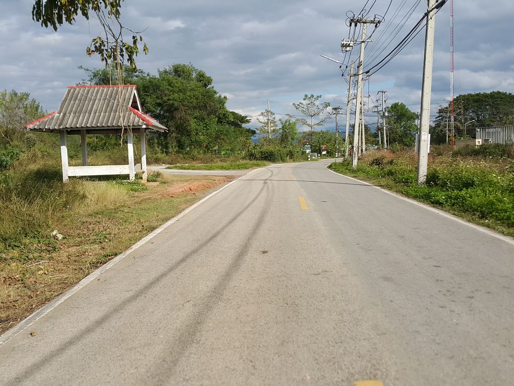 ภาพถนนตรงที่ The back to earth chiangmai ตั้งอยู่ ถ่ายโดย jrcarlsen พ.ศ. 2558 (2015) · A street-level view of where The back to earth chiangmai stands, by jrcarlsen in 2558 (2015)