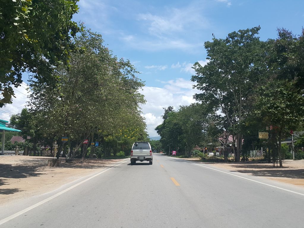 ภาพถนนตรงที่ วัดบ้านหม้อ ตั้งอยู่ ถ่ายโดย jrcarlsen พ.ศ. 2558 (2015) · A street-level view of where วัดบ้านหม้อ · Wat Ban Mo stands, by jrcarlsen in 2558 (2015)
