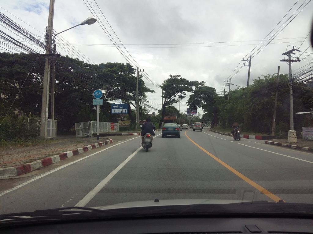 ภาพถนนตรงที่ ร้านขนมปังโอชิน สาขาสันกำแพง ตั้งอยู่ ถ่ายโดย noochjaree พ.ศ. 2561 (2018) · A street-level view of where ร้านขนมปังโอชิน สาขาสันกำแพง · Ran Khanompang Ochin Sakha San Kamphaeng stands, by noochjaree in 2561 (2018)