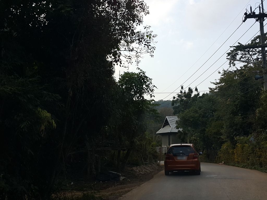 ภาพถนนตรงที่ Mon Kampong Kampground ม่อนกำปอง ที่พัก จุดกางเต็นท์ริมน้ำ ตั้งอยู่ ถ่ายโดย jrcarlsen พ.ศ. 2558 (2015) · A street-level view of where Mon Kampong Kampground ม่อนกำปอง ที่พัก จุดกางเต็นท์ริมน้ำ stands, by jrcarlsen in 2558 (2015)