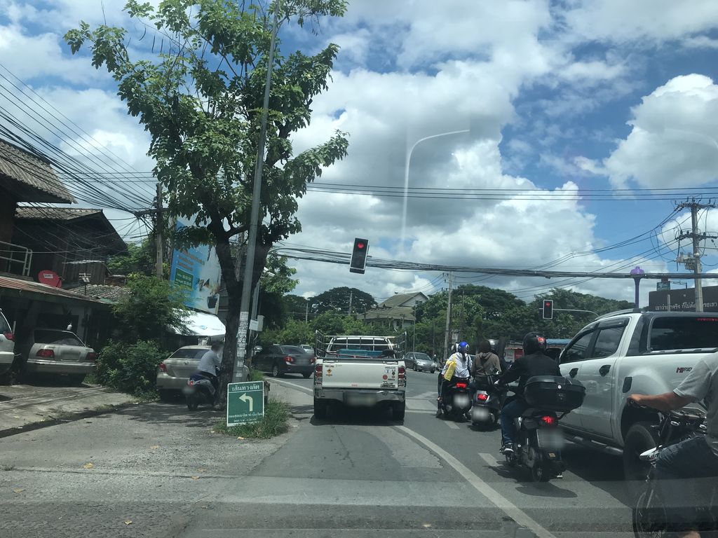 ภาพถนนตรงที่ ลาบศรทอง ตั้งอยู่ ถ่ายโดย prasert พ.ศ. 2561 (2018) · A street-level view of where ลาบศรทอง · Lapsathong stands, by prasert in 2561 (2018)