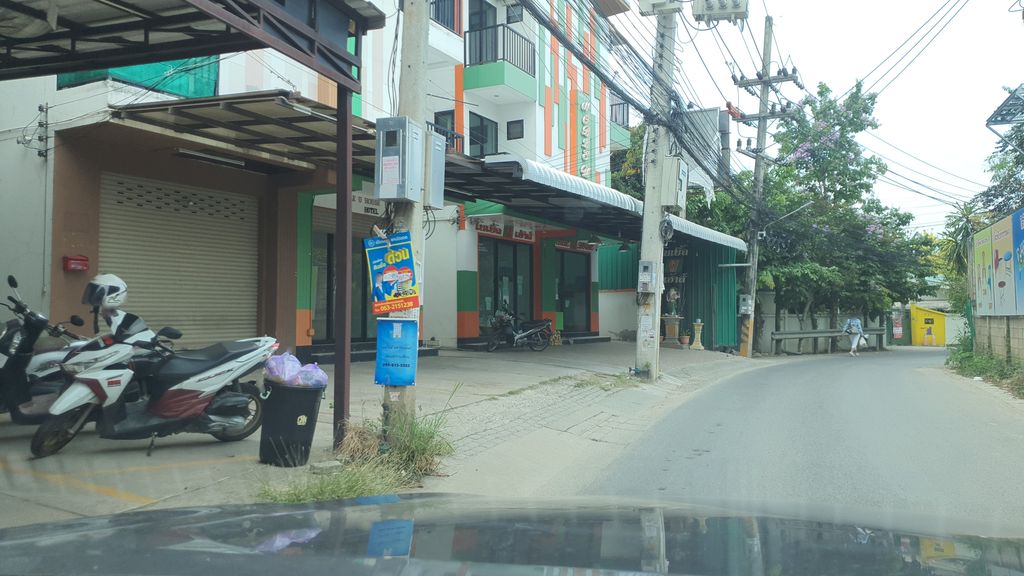 ภาพถนนตรงที่ Uhouse Chiangmai ตั้งอยู่ ถ่ายโดย jrcarlsen พ.ศ. 2564 (2021) · A street-level view of where Uhouse Chiangmai stands, by jrcarlsen in 2564 (2021)