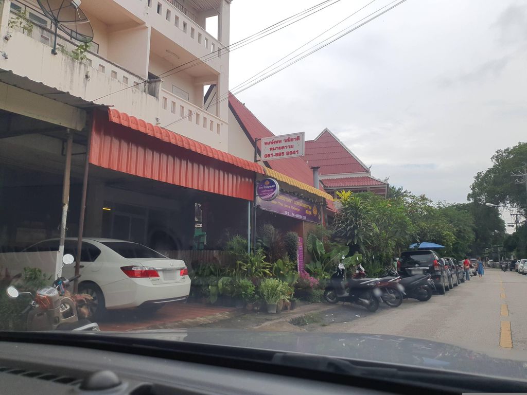 ภาพถนนตรงที่ Niyom Retro Cafe เชียงใหม่ ตั้งอยู่ ถ่ายโดย jrcarlsen พ.ศ. 2566 (2023) · A street-level view of where Niyom Retro Cafe เชียงใหม่ stands, by jrcarlsen in 2566 (2023)
