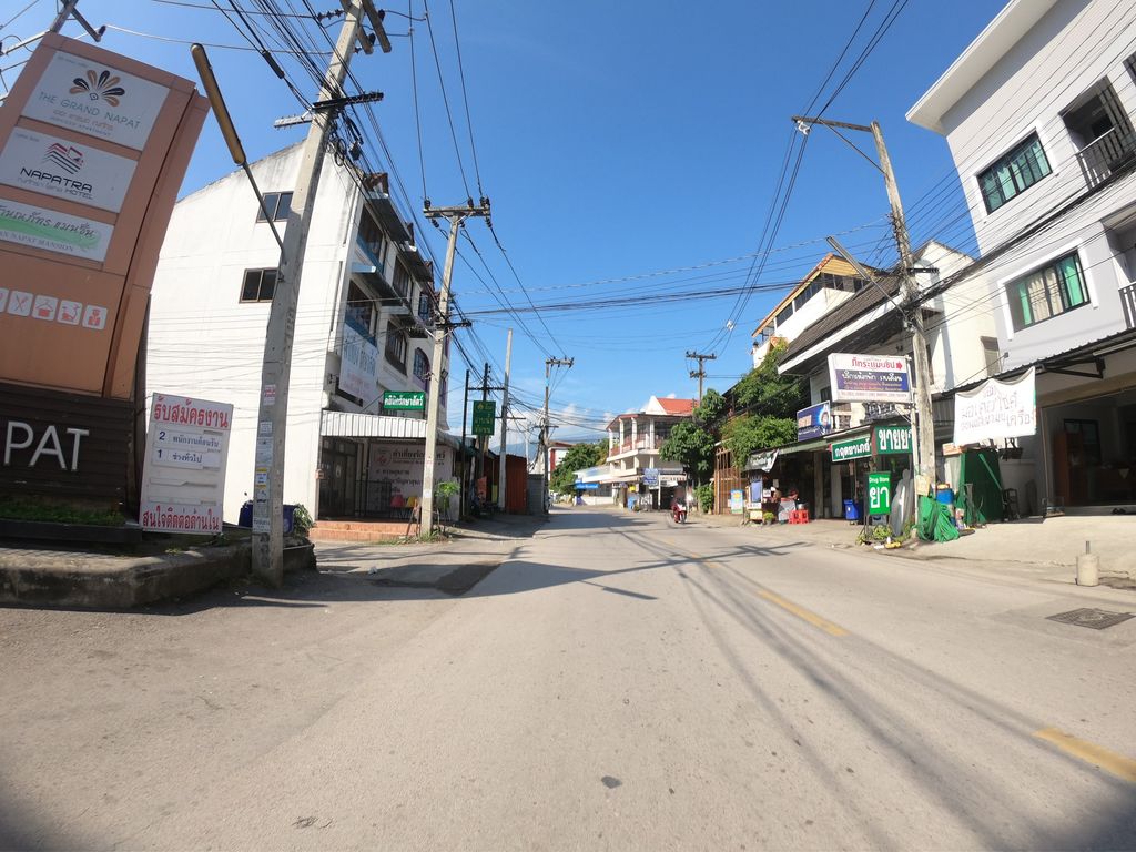 ภาพถนนตรงที่ ร้าน บุญช่วยกับข้าวเมือง ตั้งอยู่ ถ่ายโดย chanuwath_grab พ.ศ. 2562 (2019) · A street-level view of where ร้าน บุญช่วยกับข้าวเมือง · Ran Bun Chuai Kapkhaomueang stands, by chanuwath_grab in 2562 (2019)