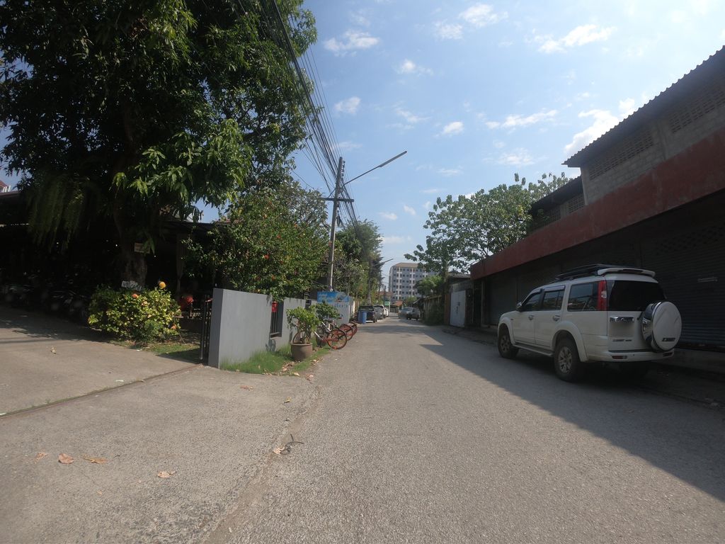 ภาพถนนตรงที่ ก๋วยเตี๋ยวลีลา (Leela Noodle) ตั้งอยู่ ถ่ายโดย chanuwath_grab พ.ศ. 2562 (2019) · A street-level view of where ก๋วยเตี๋ยวลีลา (Leela Noodle) stands, by chanuwath_grab in 2562 (2019)